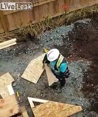 Cet ouvrier est mauvais en géométrie !