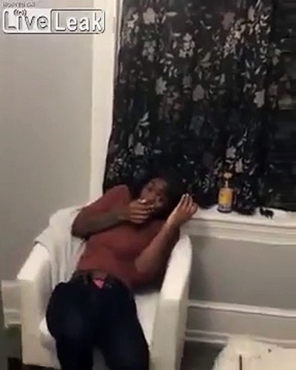 Il tire au revolver au-dessus de sa copine chez lui !