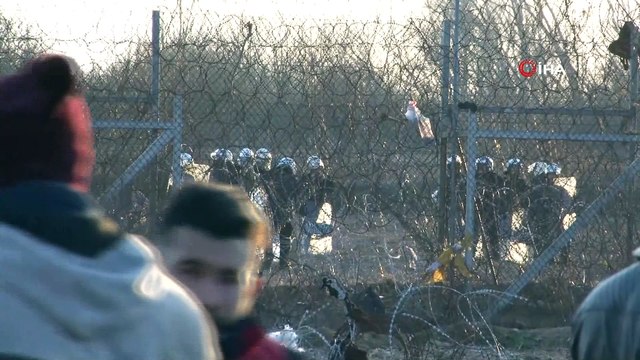 Sınırda gergin dakikalar... Yunan güvenlik güçlerinin mültecilere müdahalesi sürüyor