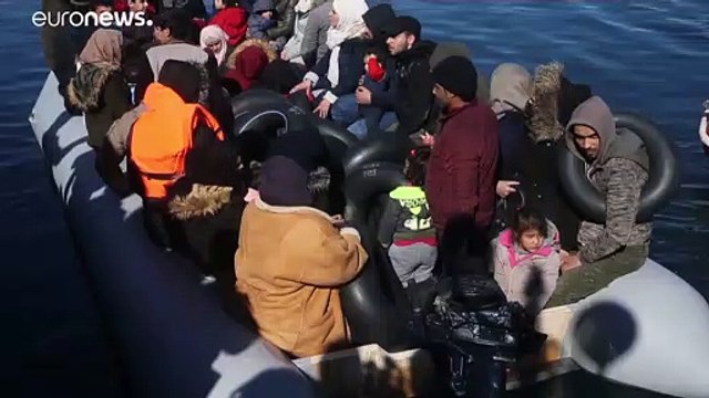 Video: Yunan adasında aşırı sağcılar göçmenlerin karaya çıkışına tepki gösterdi