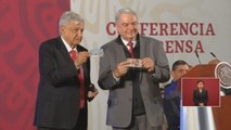 López Obrador compra el primer número de la rifa por avión presidencial