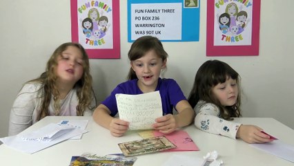 Sophia, Isabella e Alice Lendo Cartas