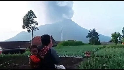 Erupción del volcán Merapi perturba actividad de aeropueto en Indonesia