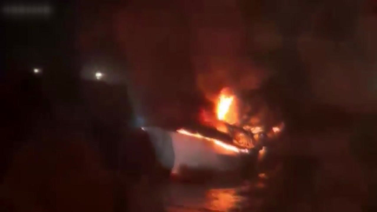 제주 우도 해상서 어선 화재...2명 구조·6명 실종 / YTN