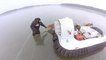 Il vient sauver des biches piégées sur un lac gelé