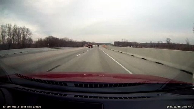 Un camion se prend un pneu en pleine autoroute