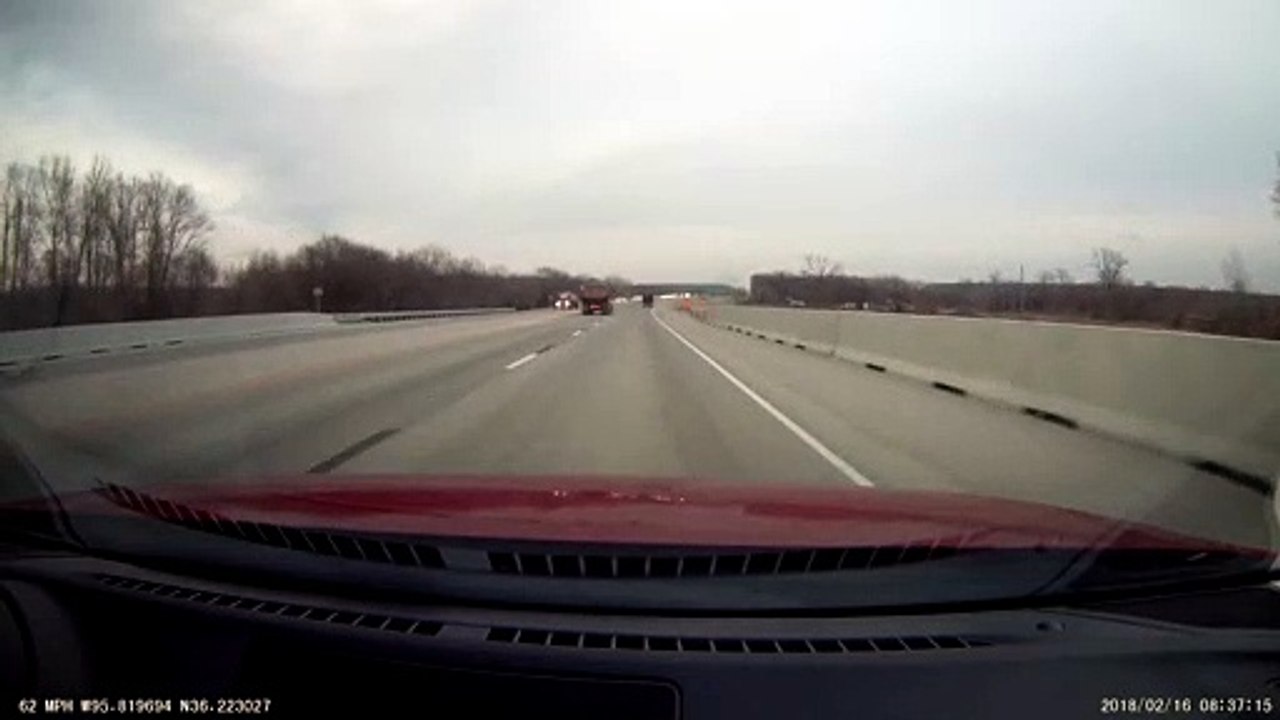 Un camion se prend un pneu en pleine autoroute