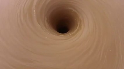 Il filme l'impressionnant vortex par lequel se vide ce lac
