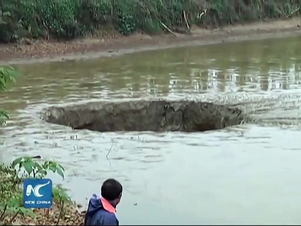 Les 25 tonnes de poissons de ce lac disparaissent engloutis par ce trou béant