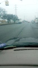 Il croise un conducteur qui fait n'importe quoi sur la route... Complètement fou