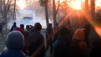 Düzensiz göçmenler müdahaleye rağmen yüksek çitlerle çevrili sınırı geçti (2) - EDİRNE