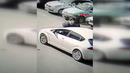 Gasbettikleri kişiyi bıçaklama anı kameraya yansıdı