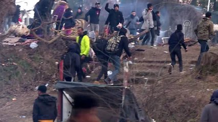 Düzensiz göçmenler müdahaleye rağmen yüksek çitlerle çevrili sınırı geçti (3)