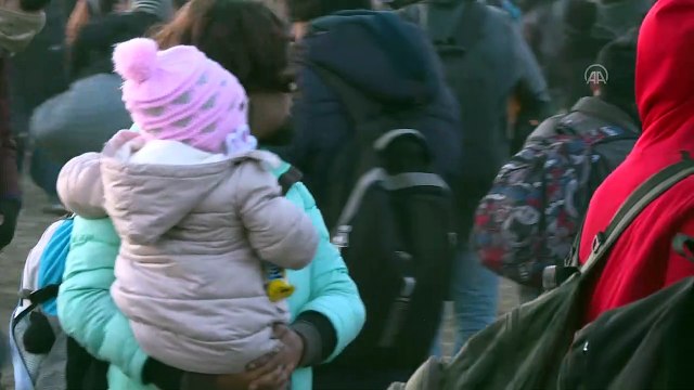 Düzensiz göçmenler müdahaleye rağmen yüksek çitlerle çevrili sınırı geçti (3) - EDİRNE