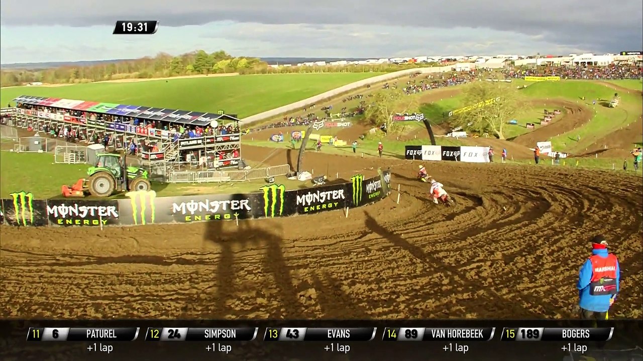 Jeffrey Herlings passes Antonio Cairoli - MXGP of Great Britain Race 2
