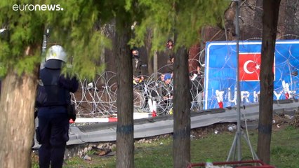 Nem tágítanak a menekültek a görög-török határról