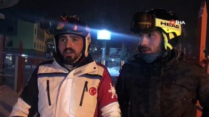 Kayakseverler ışıklandırmış pistte gece kaymanın keyfini çıkardı