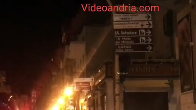 Andria: il semaforo senza verde e nastro adesivo - video