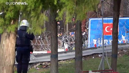 Штурм греческих границ гранатами со слезоточивым газом