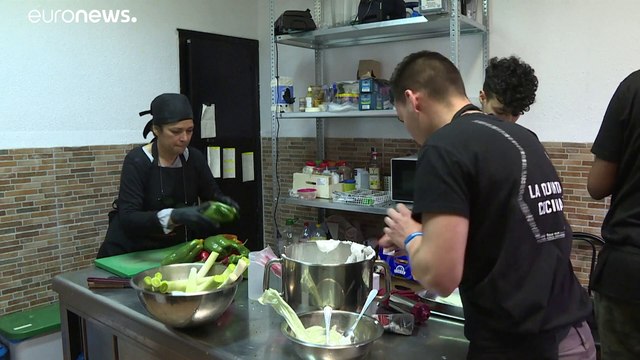 لاجئون هاربون من المآسي يمتهنون الطهو داخل مطعم في مدريد