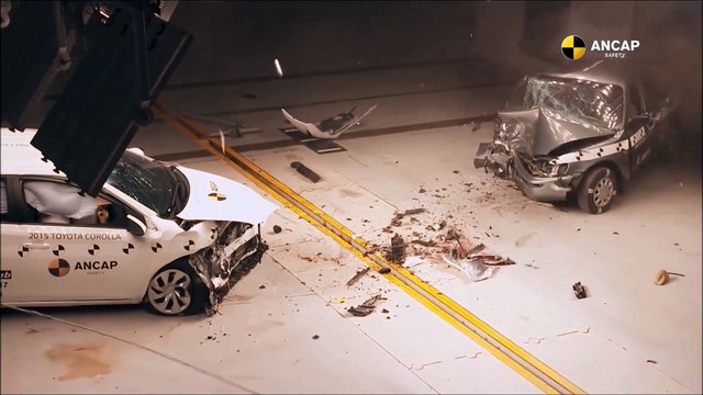 1998 Toyota Corolla vs 2015 Toyota Corolla (Auris) - Crash Test