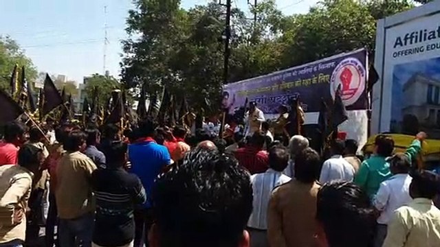 इंदौरः Rapido, Ola के खिलाफ ऑटो चालकों का प्रदर्शन, काले झंडे लेकर पहुंचे कलेक्ट्रेट