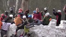 Moscú celebra la llegada de la primavera con una tradicional batalla en la nieve