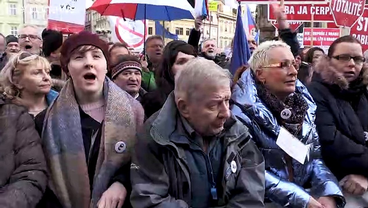 Több ezren tüntettek a cseh miniszterelnök ellen