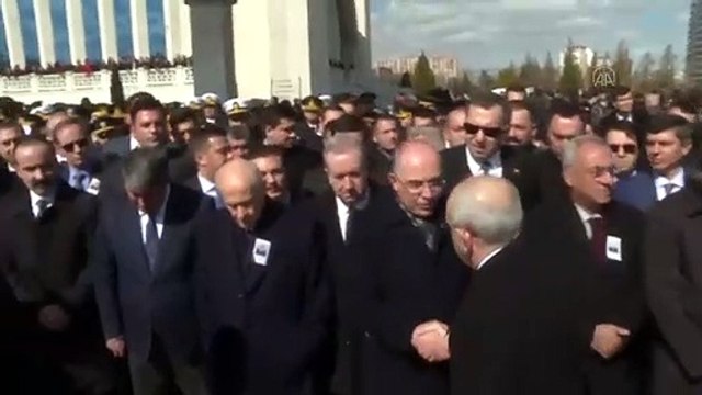 Bahçeli, Kılıçdaroğlu'un elini sıkmadı