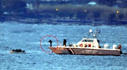 Yunan askerlerinin mültecilere ait bota ateş açtığı an kamerada!