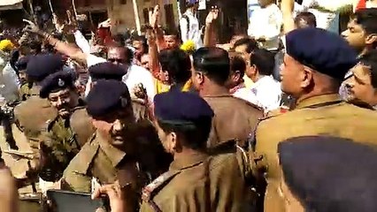 आगर मालवा पहुंचे सीएम कमलनाथ को बीजेपी सांसद ने दिखाए काले झंडे, पुलिस ने किया गिरफ्तार