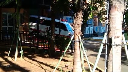 Ambulans Dinkes Depok Tiba di RSPI, Langsung Masuk ke Area Ruang Isolasi