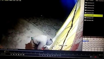 सुल्तानपुरः रात के अंधेरे में दुकान का ताला तोड़ते चोर CCTV में कैद