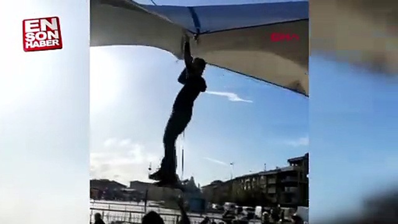 Kadıköy'de pazar çadırını uçmasın diye tuttu ama kendisi uçtu