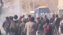 Policia greke përdor gaz lotsjellës ndaj migrantëve në kufi me Turqinë