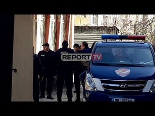 Momenti kur Henri Çili del nga makina e policisë për në Gjykatën e Përmetit
