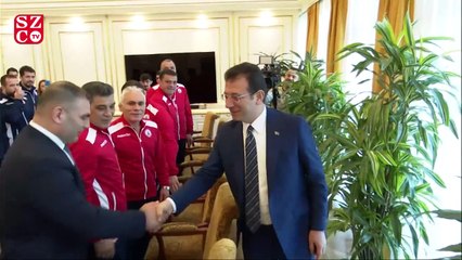 İmamoğlu, İBB'nin olimpiyatlara hazırlanan güreşçileriyle görüştü