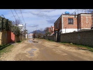 Ora News - Baltë edhe kur s’bie shi, rruga në Yzberisht lihet në harresë nga bashkia Tiranë