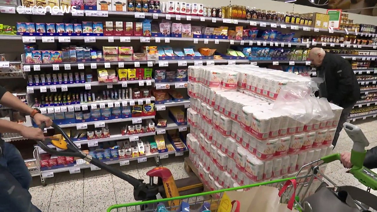 Leere Supermarkt-Regale: Viele horten Nudeln, Mehl und Mineralwasser