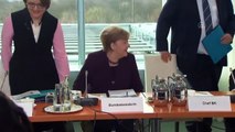 Almanya İçişleri Bakanı Seehofer koronavirüs nedeniyle Merkel'in elini sıkmadı