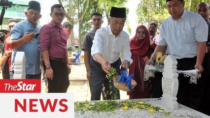 Muhyiddin visits parents' graves