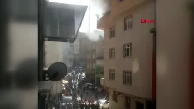 Kağıthane'de yangında dehşet anları; çatıdan, aşağıda açılan battaniyeye böyle atladı