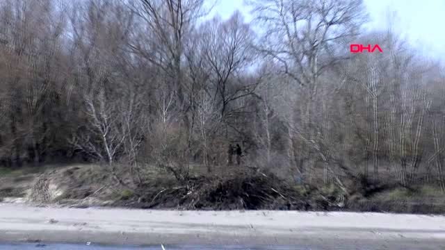 Edirne-meriç nehri'ndeki adacıkta mahsur kalan göçmenler afad ekipleri tarafından kurtarıldı-2