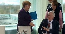 Almanya İçişleri Bakanı Seehofer, koronavirüs salgını nedeniyle Merkel'in elini sıkmadı