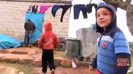 Rejimin saldırılarından kaçıp, mezarlığa sığındılar