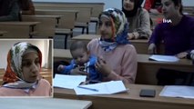 3 Buçuk Aylık Bebeği İle Üniversite Sıralarında Ders Görüyor