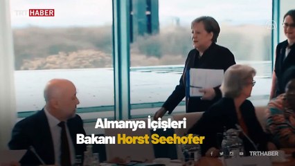 Almanya İçişleri Bakanı Seehofer, koronavirüs nedeniyle Merkel'in elini sıkmadı