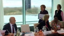 Video: Covid-19 salgını nedeniyle Alman İçişleri Bakanı Seehofer Şansölye Merkel'in elini sıkmadı