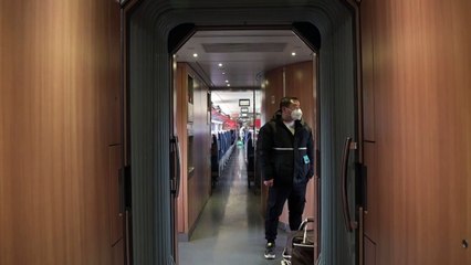 EXCLUSIF: images de Wuhan désertée, à bord d'un train traversant la province d'Hubei