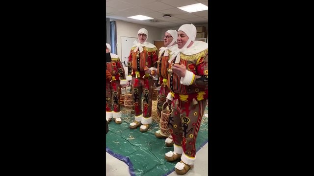 Nivelles: une petite démonstration des gilles en tambour